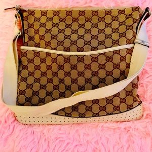 Authentic GUCCI Crossbody in excellent pre-owned (me) condition!!